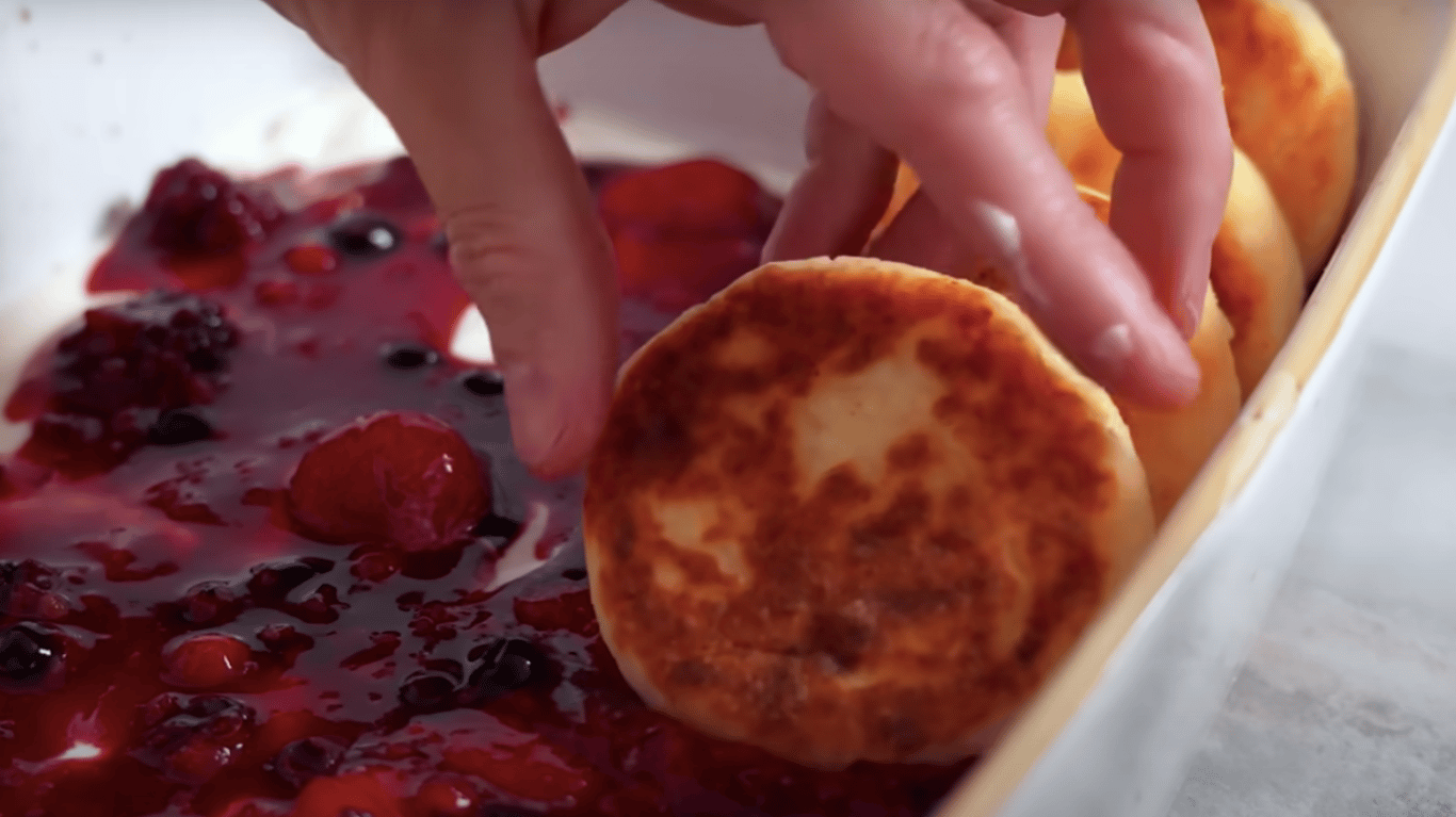 смачні сирники з соусом зі сметани і ягід, простий домашній рецепт