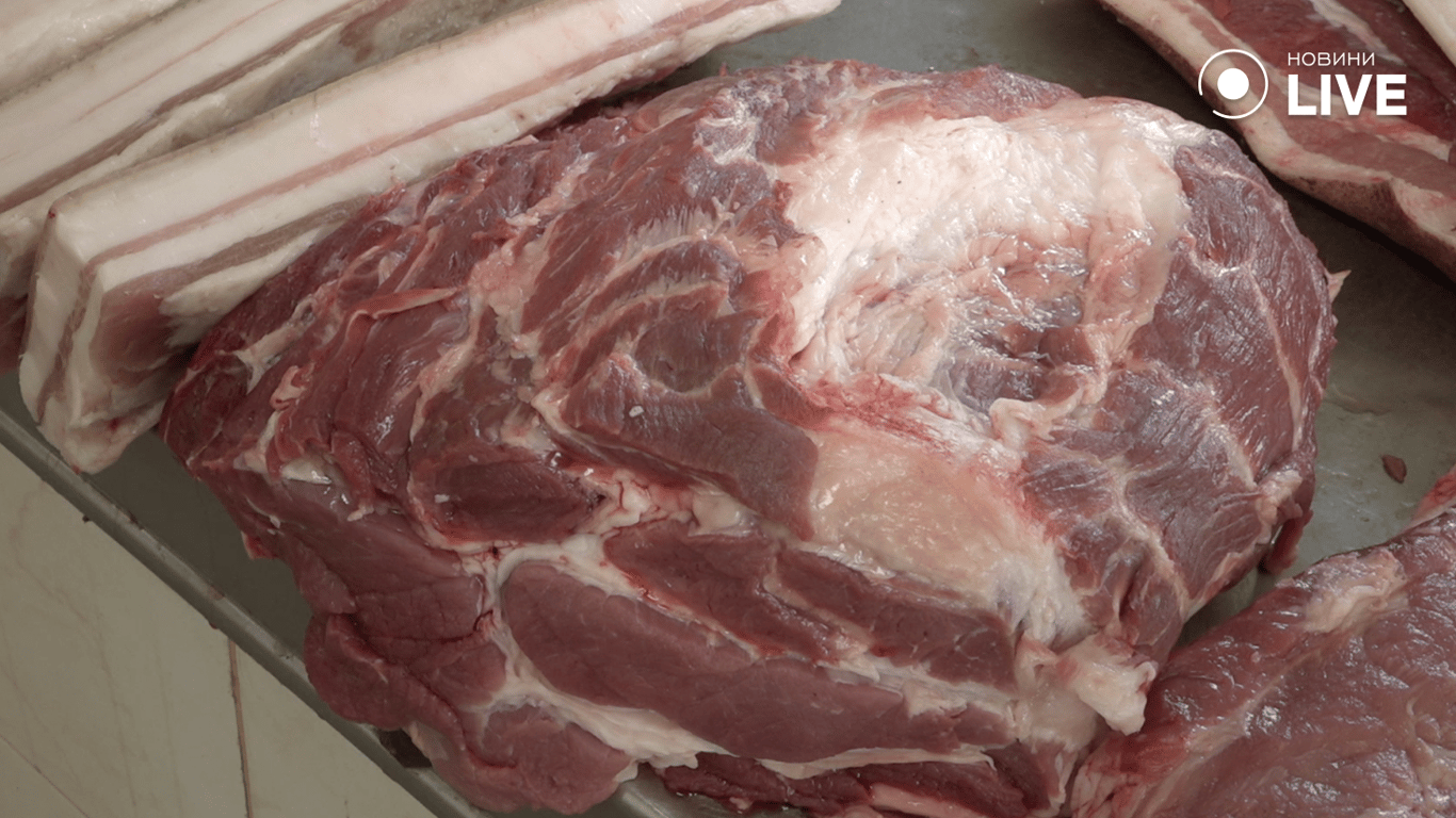 Свинина на прилавку базару