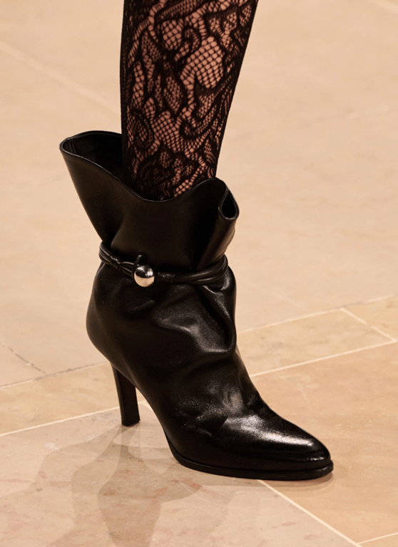  pointed-toe boots are back in fashion