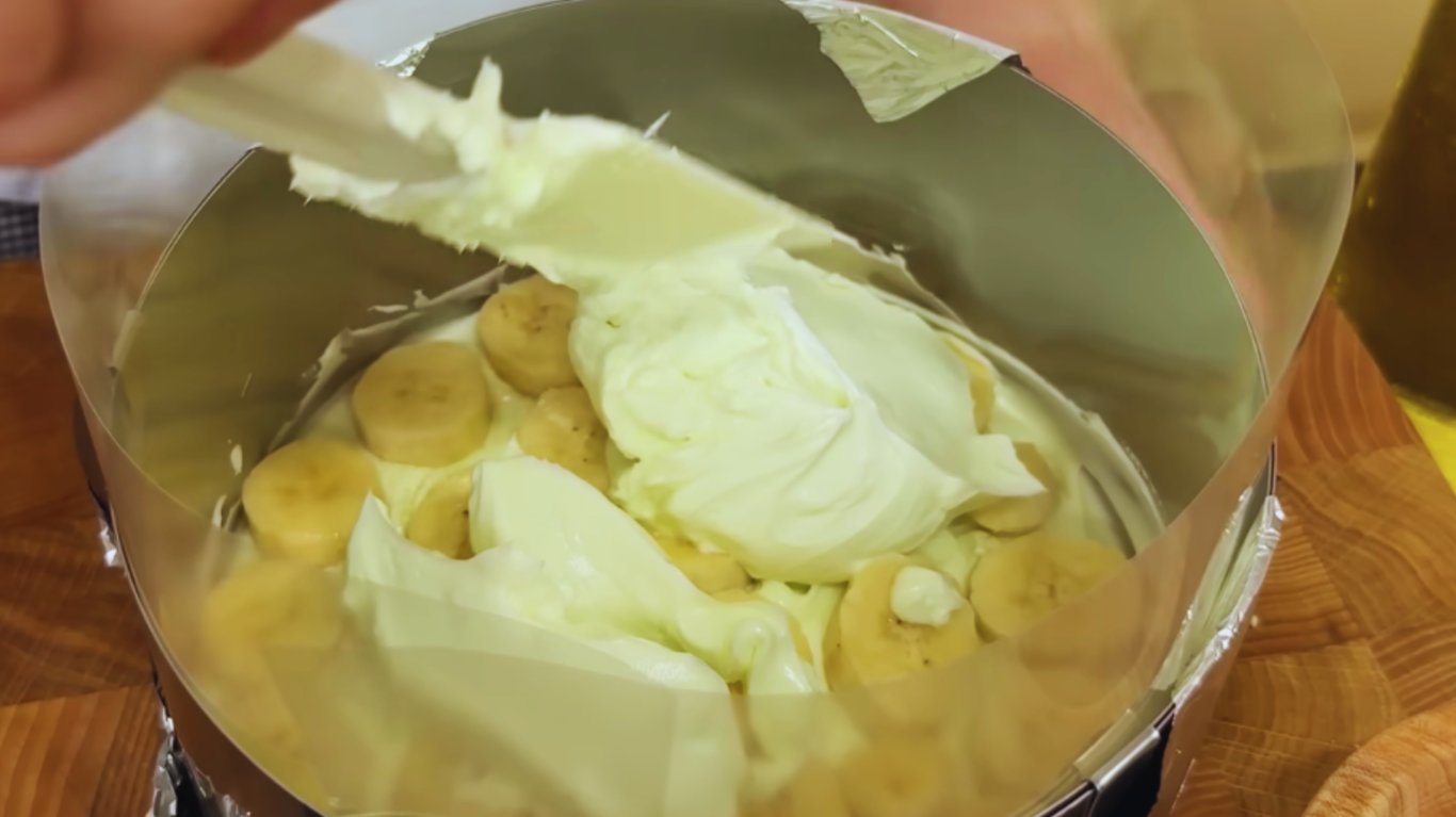 торт без випічки з бананами та кремом