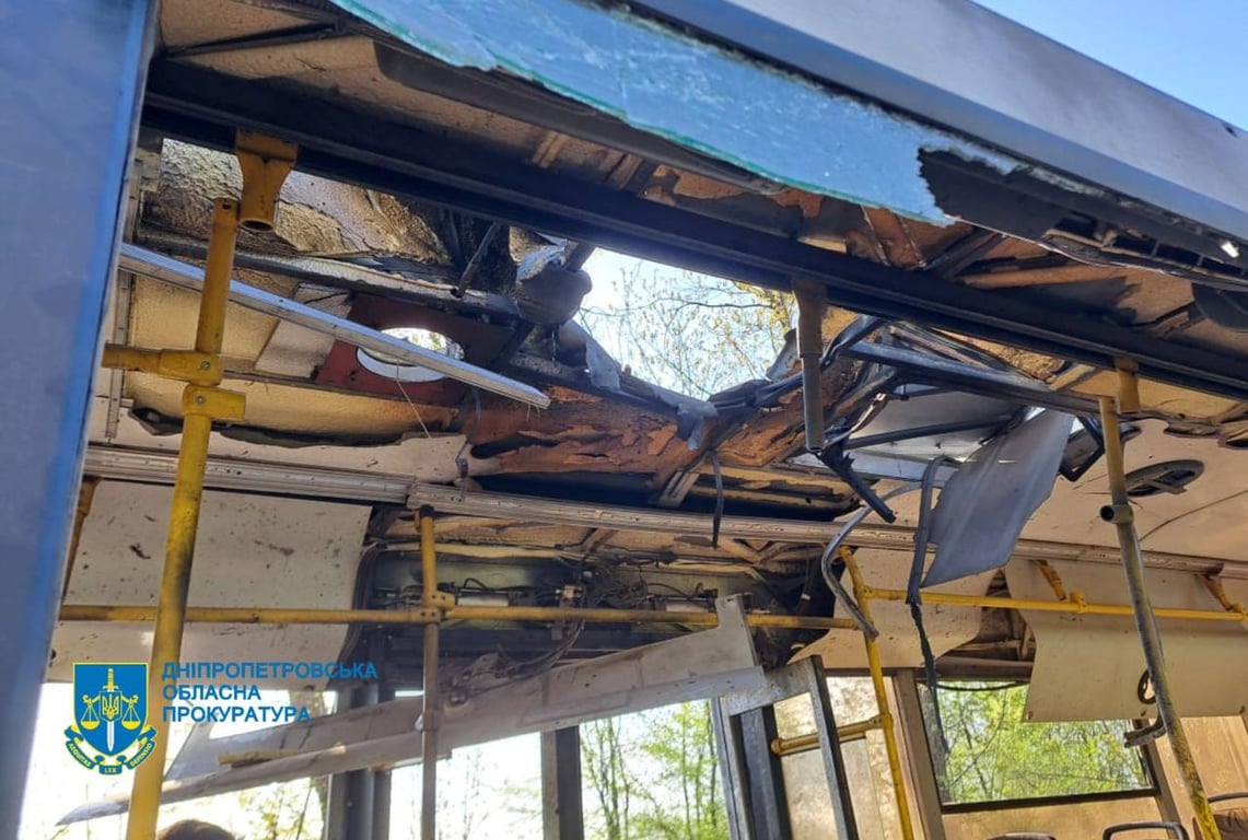 Отвір у даху автобуса: наслідки російської атаки дрона по Марганцю 