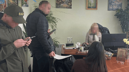 У податковій Сумщини НАБУ викрило на хабарництві посадовицю - 285x160