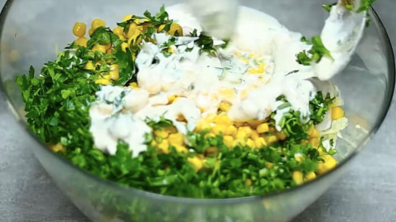 свіжий салат з пекінською капустою та огірками 