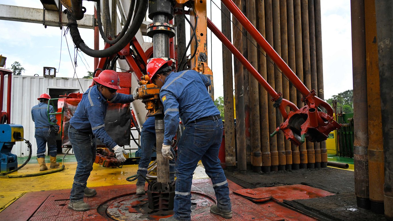 Мировые цены на нефть упали до минимума за два месяца