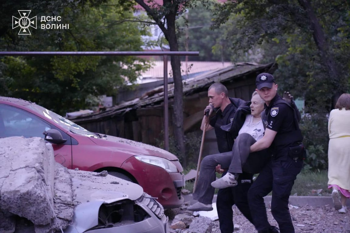 Рятувальники продовжують пошуки під завалами будинку в Луцьку