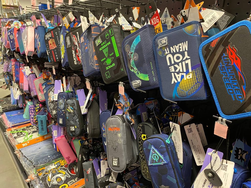 Продажа пеналов во Львове. Фото: Новости.