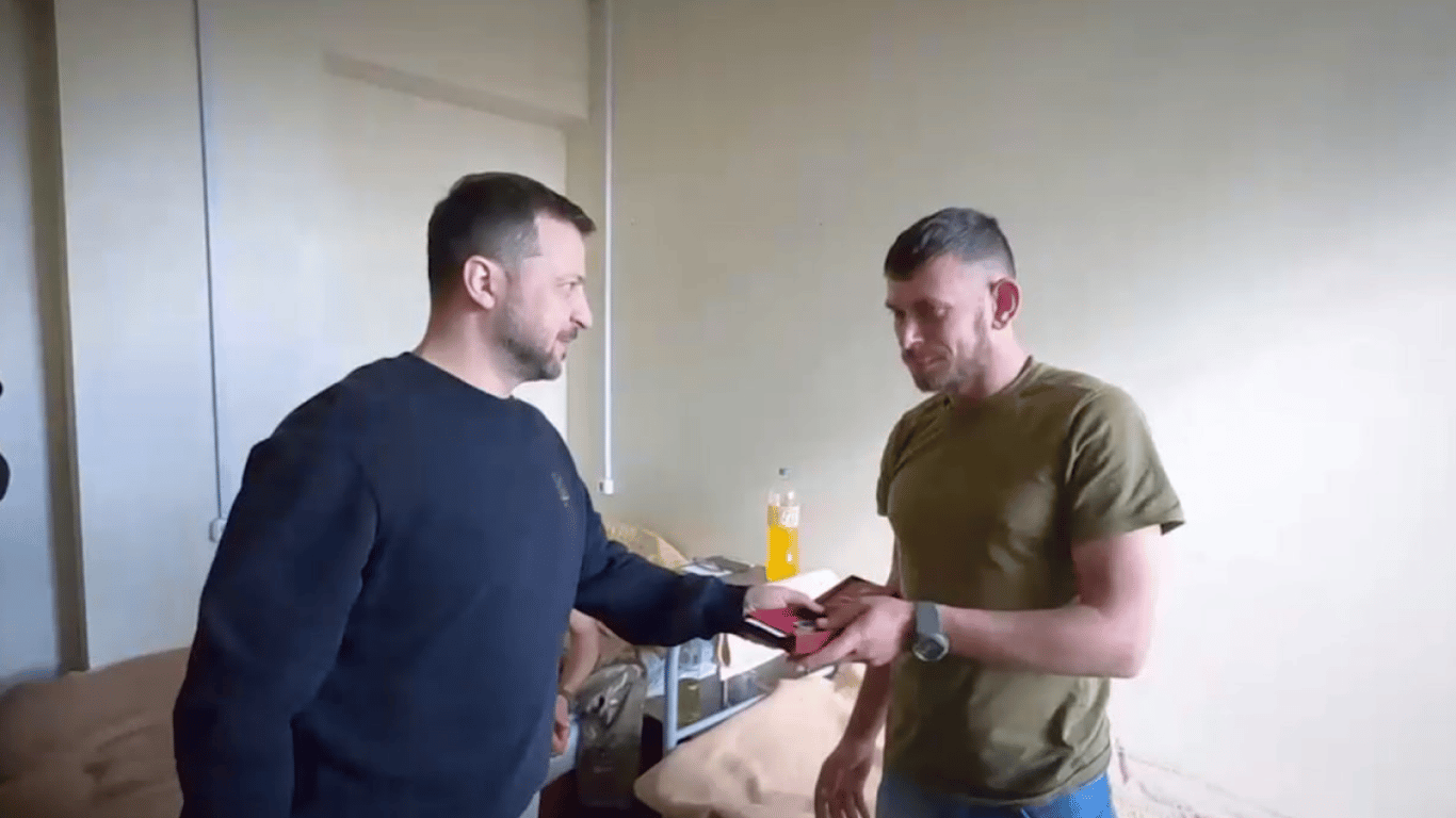 Зеленский посетил раненых военных в Донецкой области
