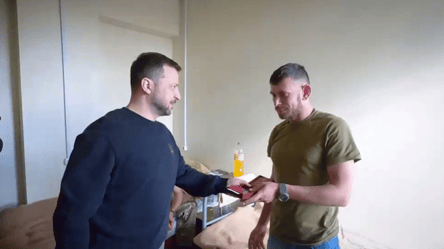 Зеленский посетил раненых военных в Донецкой области - 290x166