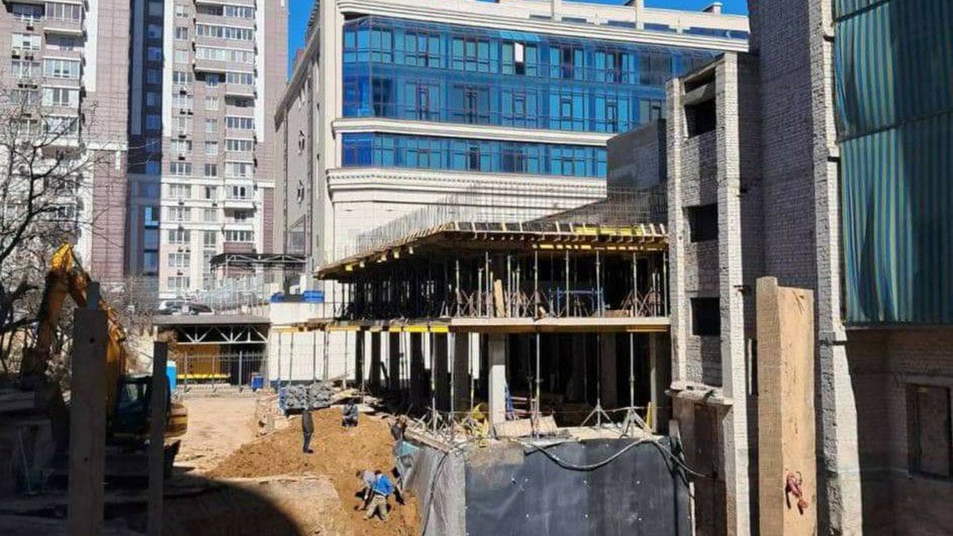 В Одессе владелец гостиницы пытается самовольно построить пристройку