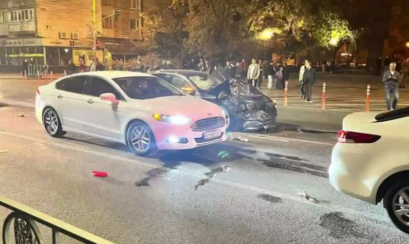 Пошкоджена автівка внаслідок ДТП у Києві 5 жовтня