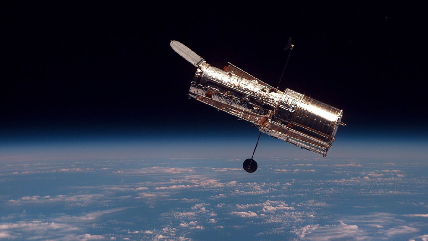 Hubble сфотографировал карликовую галактику в созвездии Ворона: впечатляющие фото