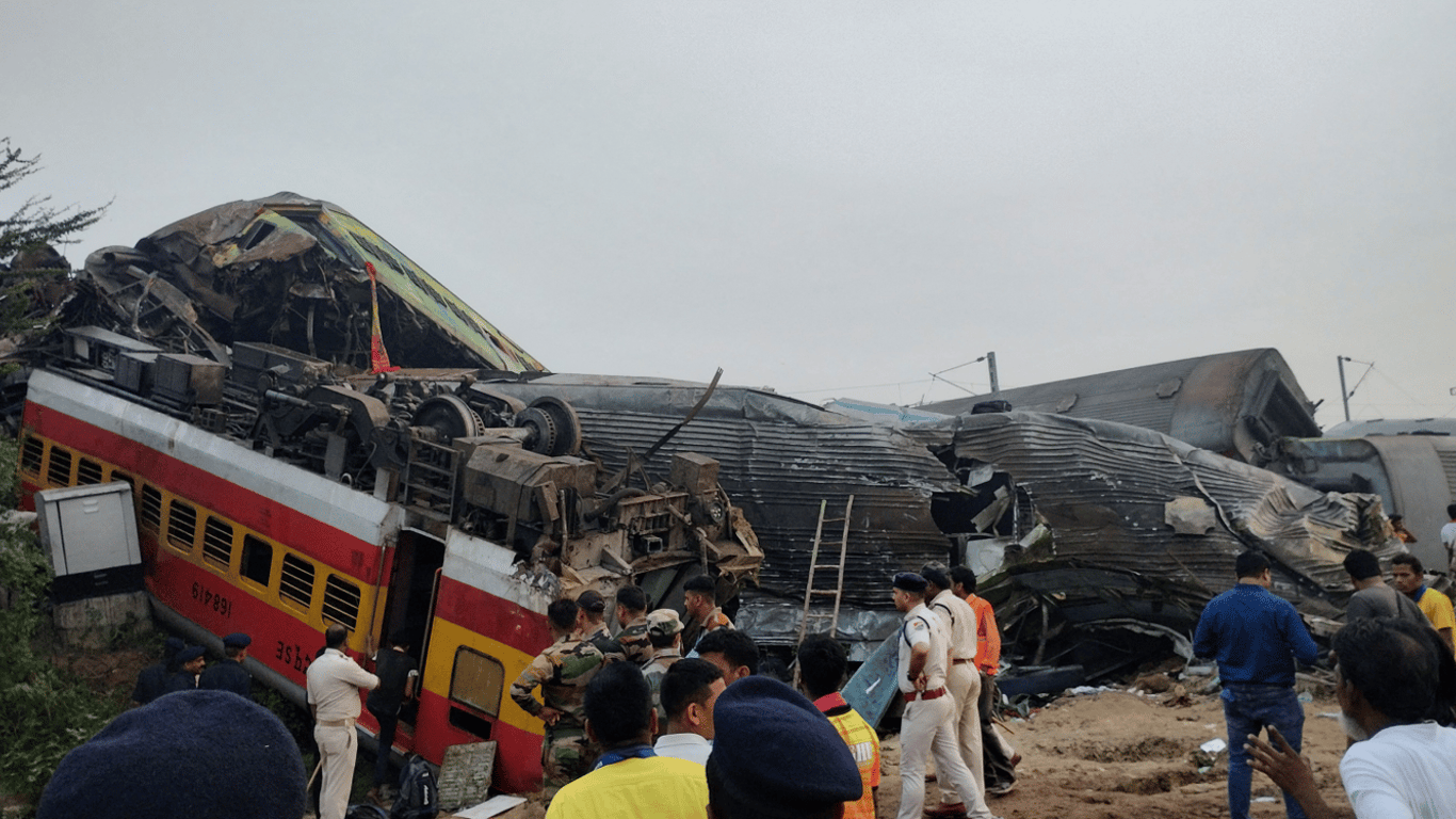 Пошуки тіл не закінчено: в Індії через зіткнення поїздів загинуло майже 300 людей