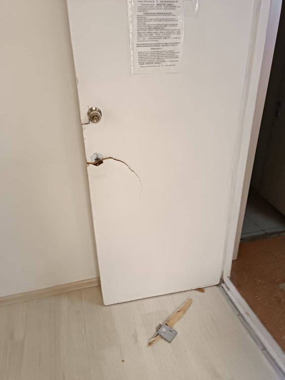 В дверях выбило замки. Фото: Одесский городской совет