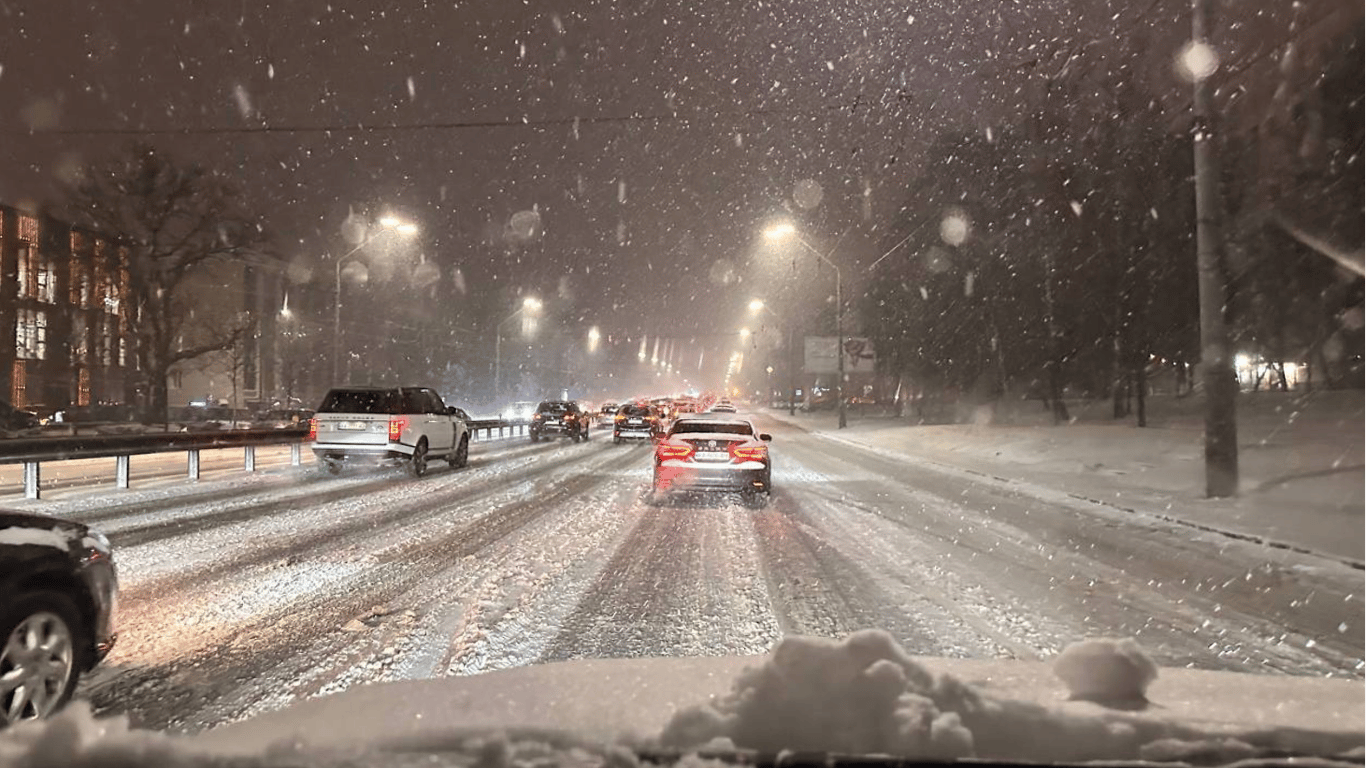 Киев засыпает снегом — как выглядит заснеженный город