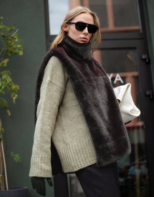 Хутряна манішка стала акцентом в зимових образах