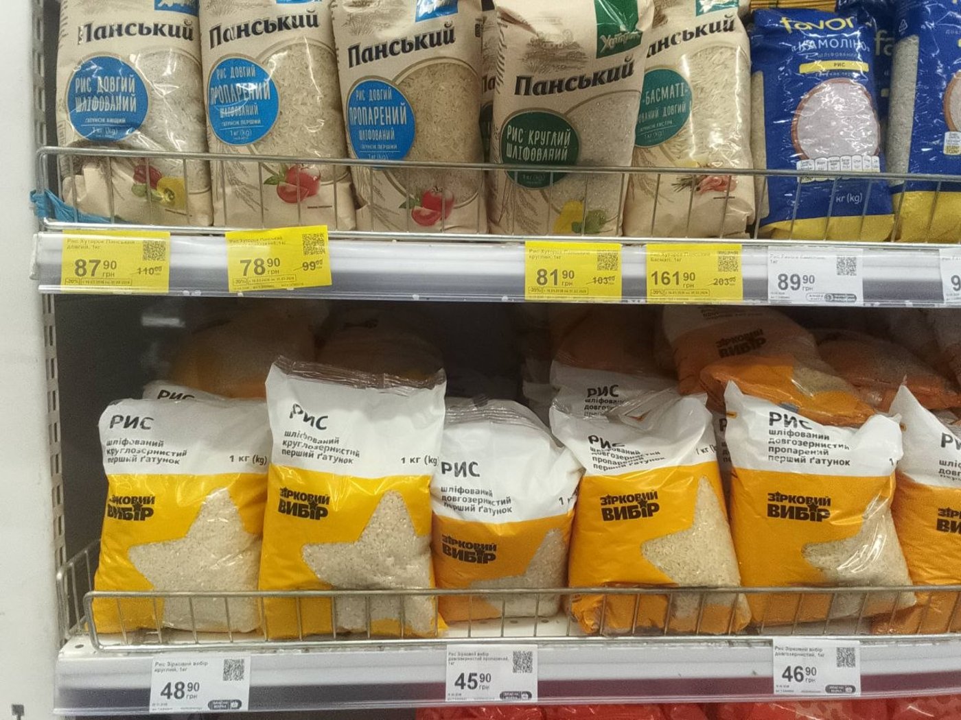 Полиці порожні, але не всюди: у Києві розкупили дешеві борошно та крупи - фото 11