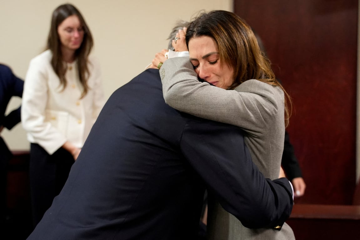 Актор Алек Болдвін у залі суду з дружиною