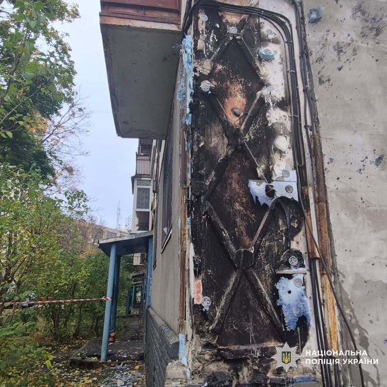 Обгорілий фасад багатоповерхівки на Харківщині
