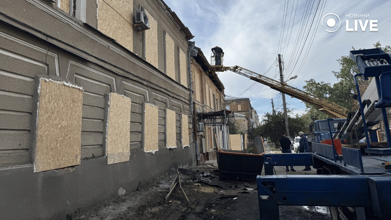 Комунальники працюють біля пошкодженої будівлі у Харкові