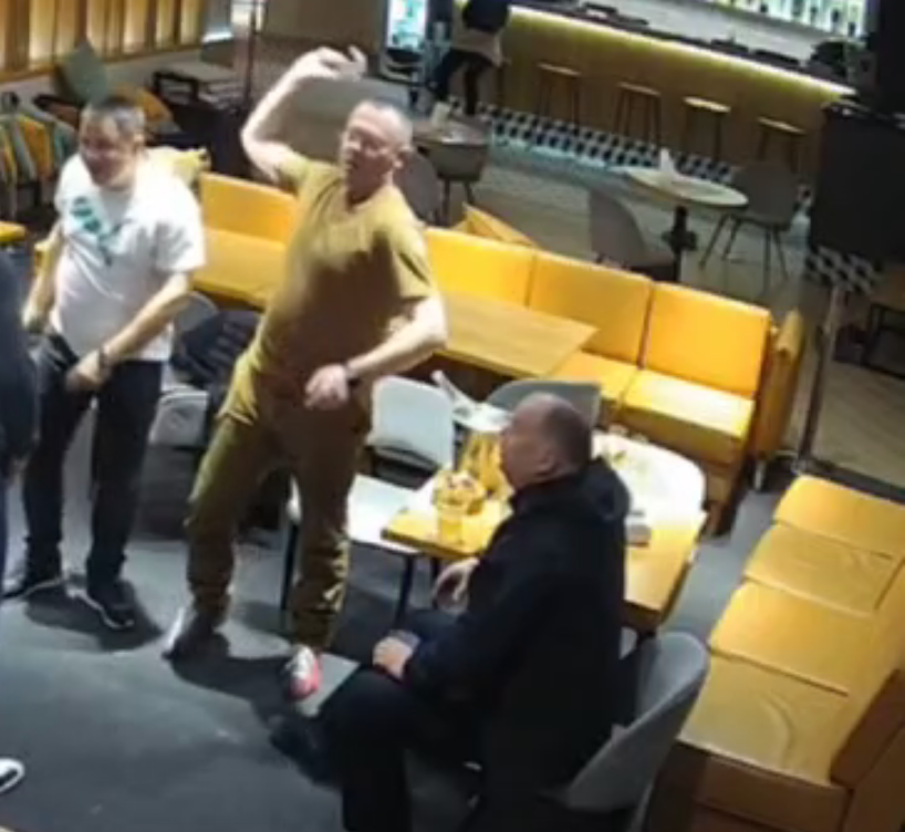 Зубатов кидає гроші