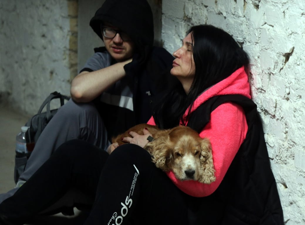 Люди в укритті