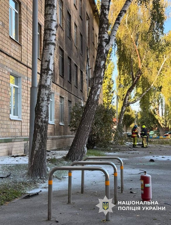 Рятувальники працюють на місці атаки в Києві 1 жовтня