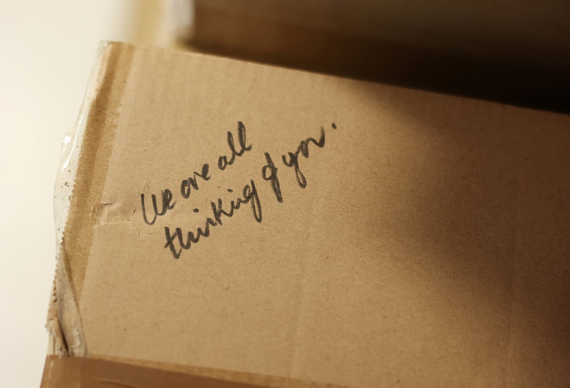Принцесса Уэльская Кейт Миддлтон подписала коробку с гуманитарной помощью. Фото: Reuters
