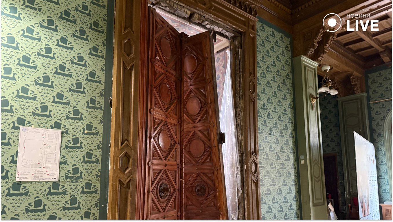 Пошкоджені двері Одеської обласної філармонії