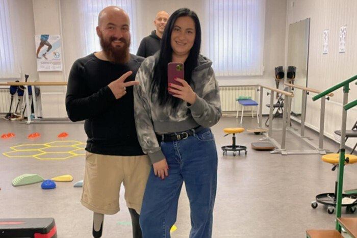 Катріна Калайтанова разом з чоловіком, який втратив ноги на фронті