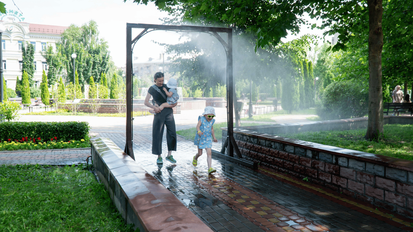 Рамки-розпилювачі води у Києві — де працюватимуть цього літа