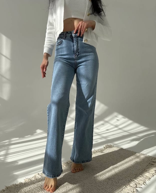 Прямі джинси можна поєднати з будь-чим