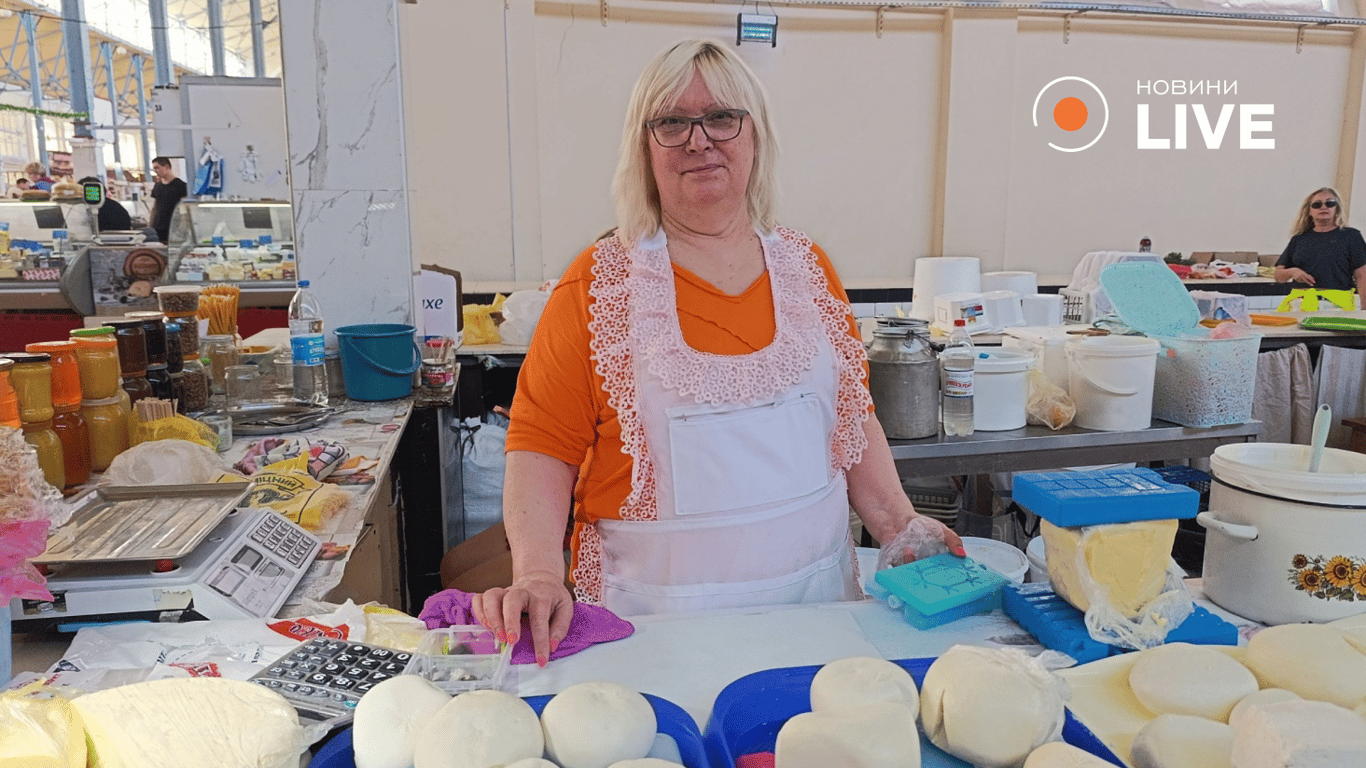 Продавчиня Ольга про молочну продукцію. Фото: Новини.LIVE
