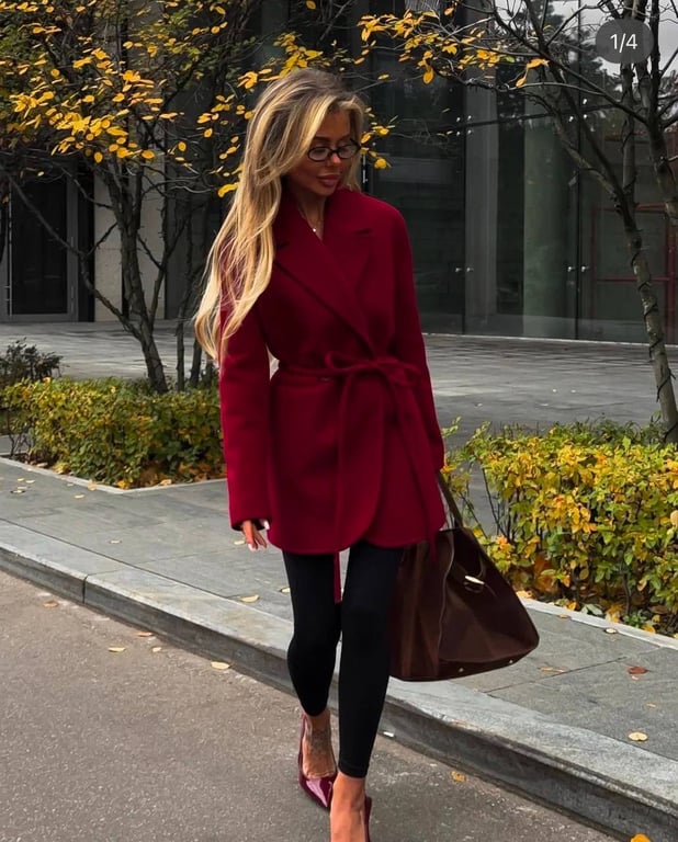 Червоне пальто приверне увагу усіх