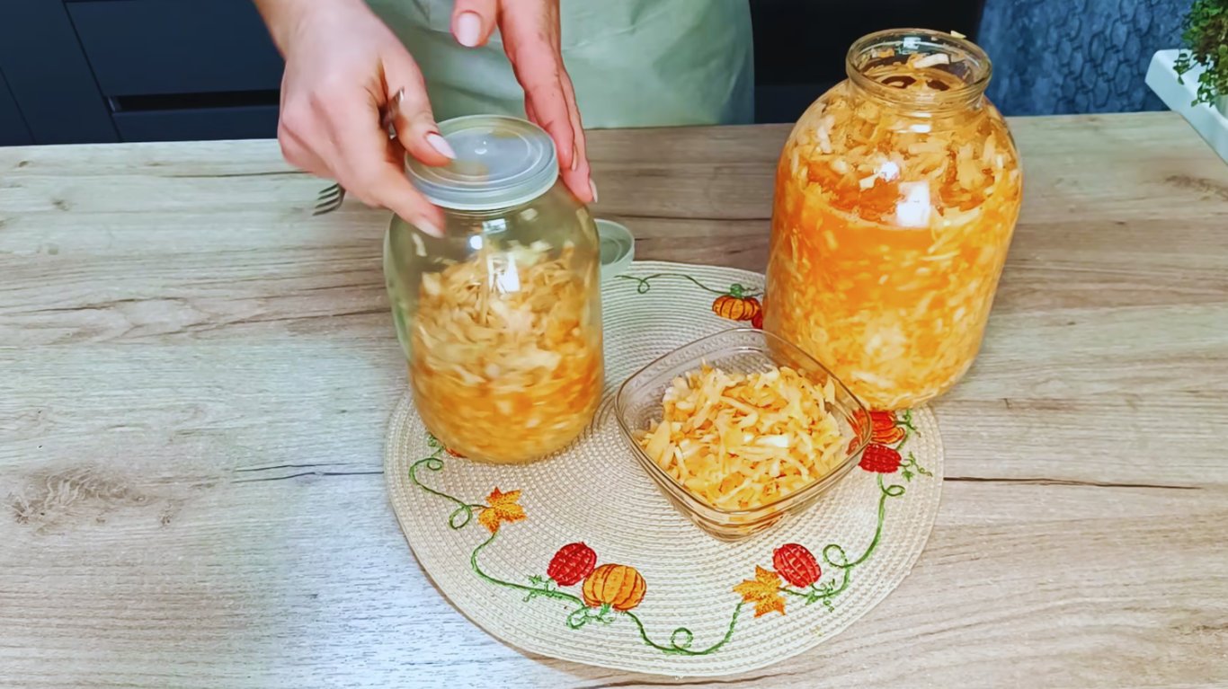 смачна квашена капуста в банках