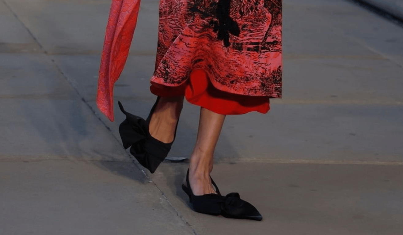 Женщина в обуви с бантиками