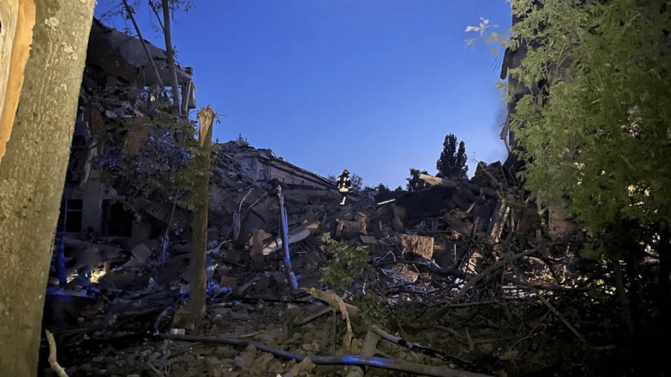 Наслідки ракетного удару в Сумах: є загиблі та поранені