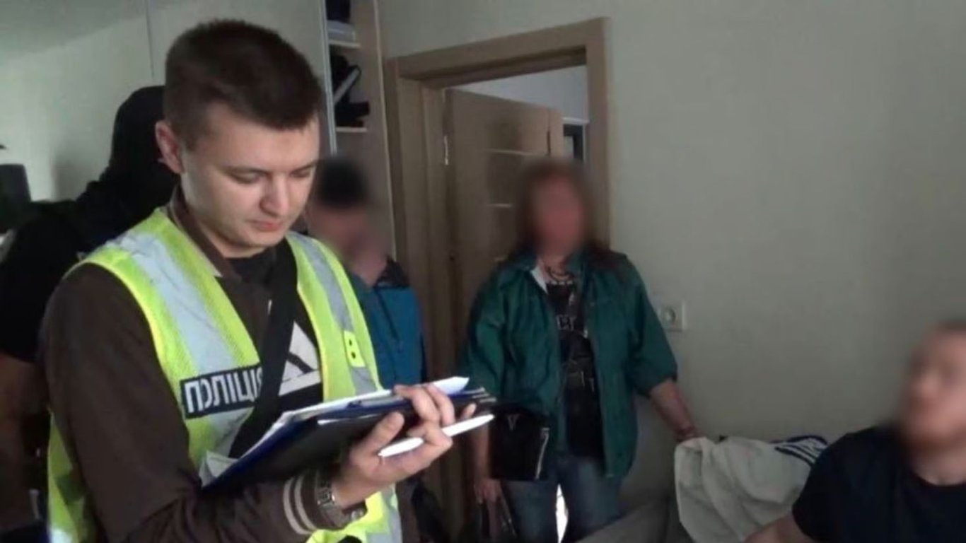НЛО в небі і кажан вдома — поліція розкрила найсмішніші звернення