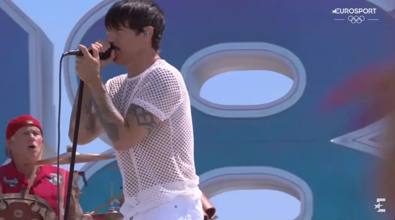 Том Круз исполнил безумный трюк на закрытии Олимпиады — также выступили Снуп Дог и Билли Айлыш - фото 2