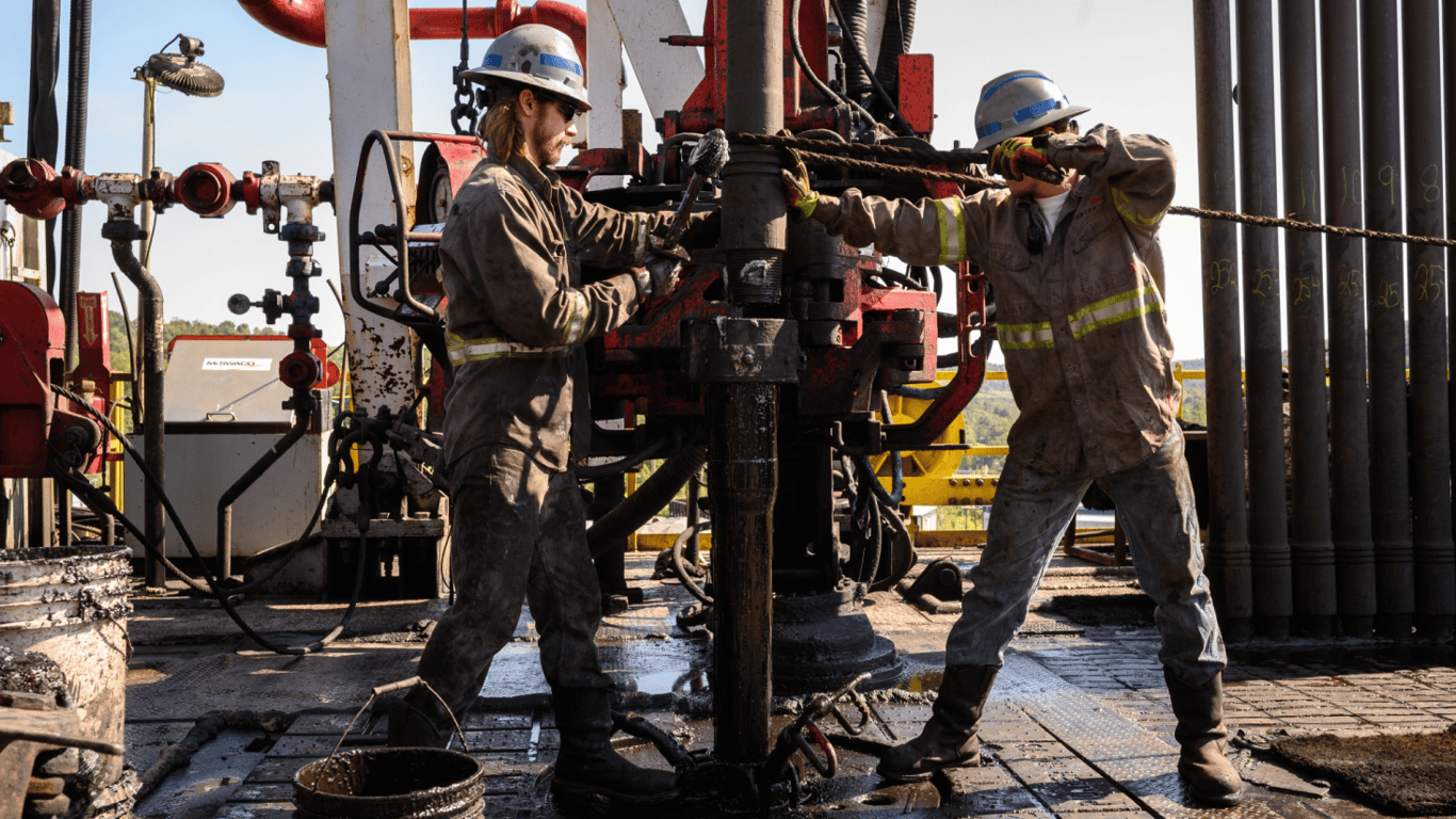 Нефть дорожает третью неделю подряд — что влияет на цены