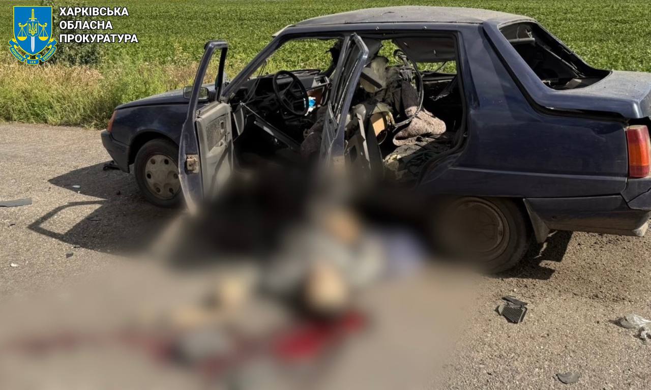 Російський дрон вдарив по цивільному авто