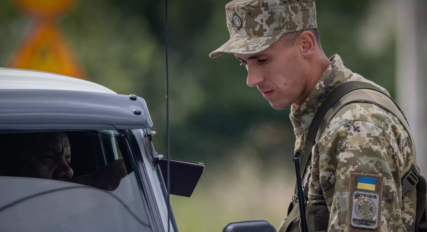 За яких обставин виключеним з військового обліку українцям можуть відмовити у виїзді за кордон