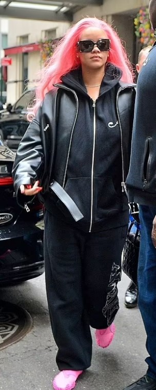 Рианна сменила прическу