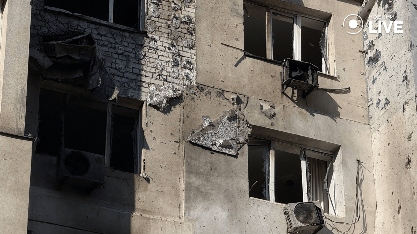 Багатоповерхівка без вікон після атаки дронами