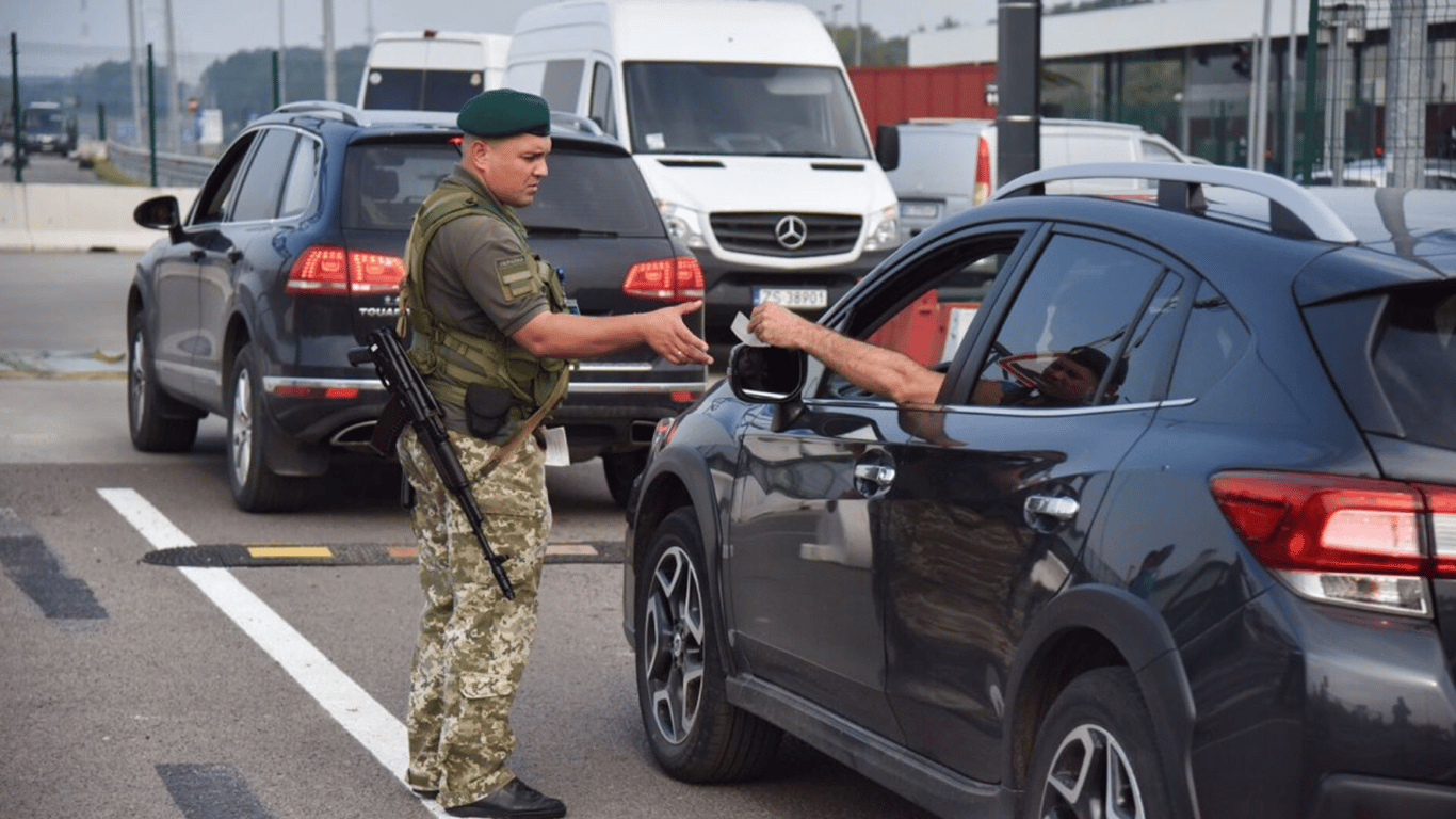 Виїзд за кордон — хто може виїздити за кордон