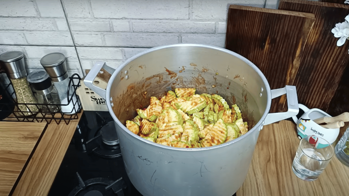 Смачні кабачки в соусі сацебелі на зиму