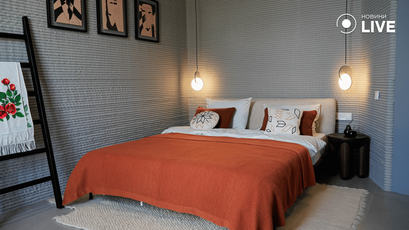 Ліжкр в кімнаті