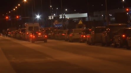 Черги на кордоні України — чи пропускають страйкарі авто у вечірній час - 285x160