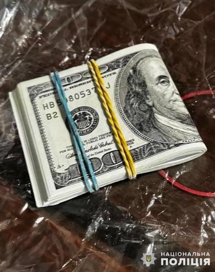 У Львові під час отримання 300 доларів затримали чоловіка, що виготовляв фіктивні довідки