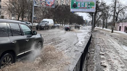 Одесу затопило — наслідки прориву труби на дорозі (фото) - 285x160