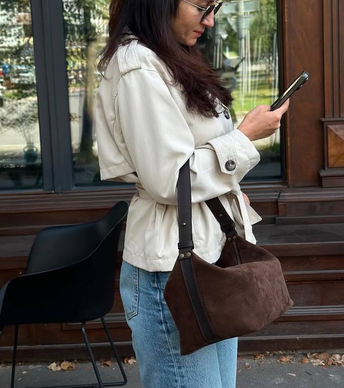 Стильні образи з коричневою сумкою — топ модних ідей - фото 1